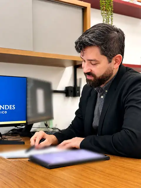 Dr. Elson Mendes analisando exames do paciente